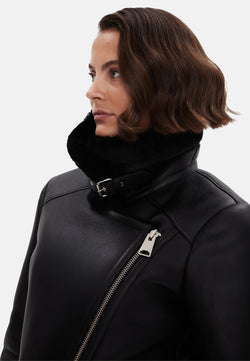 Image of Bikerjacke aus Lammfell mit Gürtel für Damen, seidiges Schwarz mit schwarzer Wolle