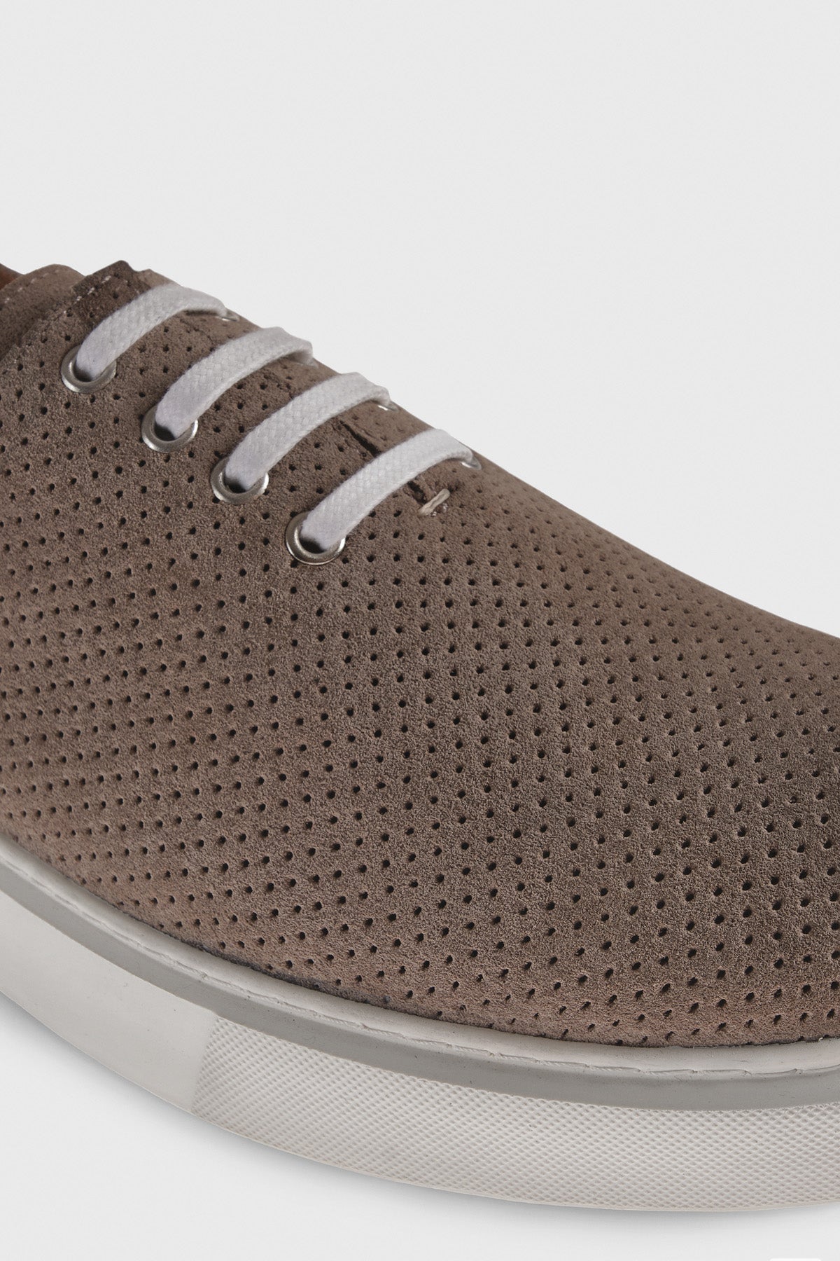 Perforierter Herren-Low-Top-Sneaker aus echtem Wildleder