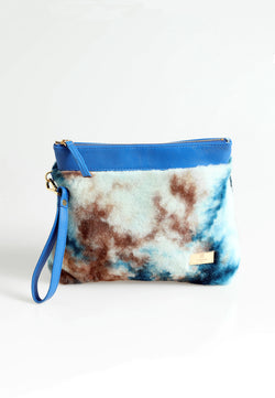 Image of Lammfell-Clutch für Damen, Blau mit blauer, mehrfarbiger Wolle