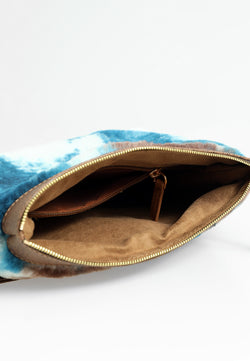 Image of Lammfell-Clutch für Damen, Braun mit blauer, mehrfarbiger Wolle